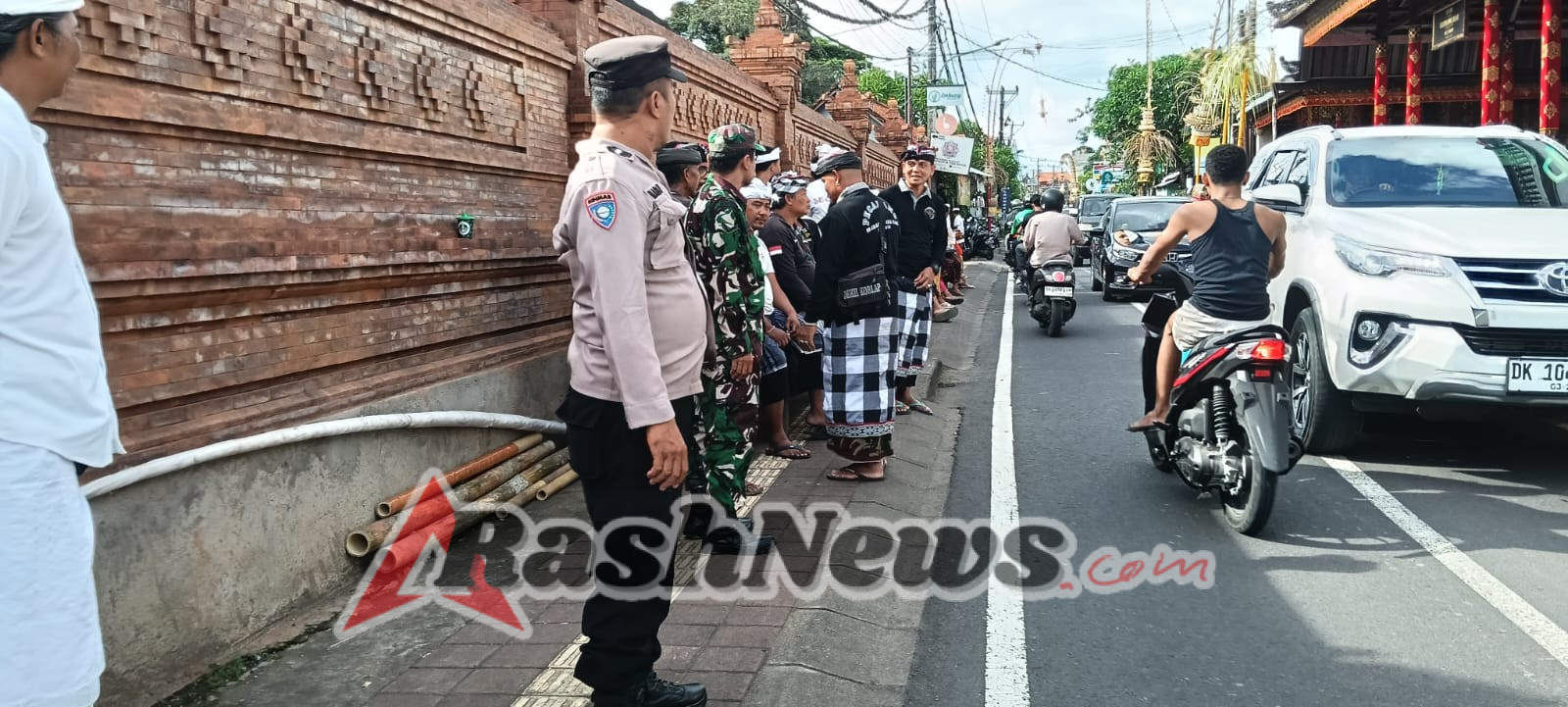 Tradisi Adat Pecaruan Sasih ke -6 di Abiannangka Kaja Berjalan Lancar Berkat Sinergi Bhabinkamtibmas, Babinsa, dan Pecalang