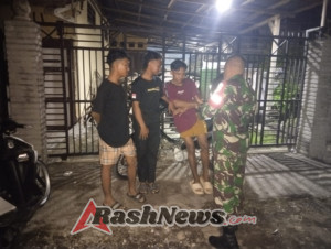 Ronda Malam di Karijawa: Babinsa Imbau Pemuda Pulang Lebih Awal