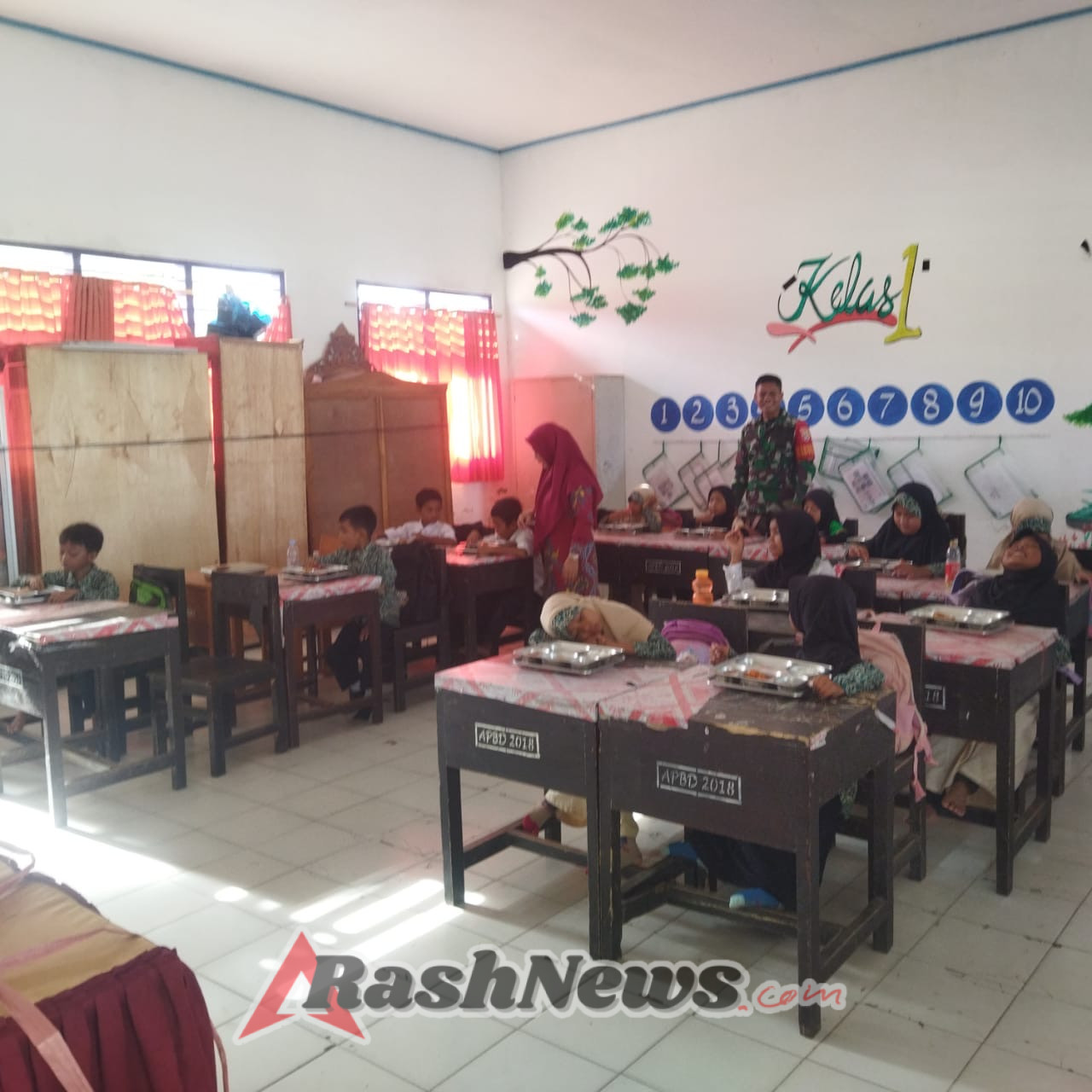 Koramil 1628-01/Taliwang Bantu Program MSG, Siswa SDN Negeri Sermong Senang dan Sehat