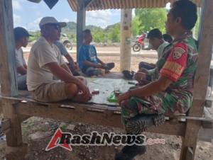 Babinsa Aktif Monitoring Wilayah Desa Tambak Sari untuk Cegah Gangguan Keamanan