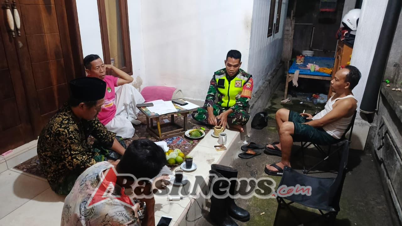‎Babinsa Wanasaba Induk Sosialisasikan Bahaya Petir dan Sampah Selokan di Musim Hujan