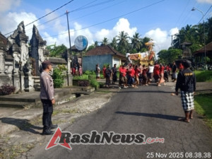 Demi Kelancaran Upacara Ngaben Bhabinkamtibmas Desa Cau Belayu Polsek Marga Melaksanakan Pengamanan