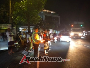 Lancarkan Giat Dewa Yadnya Ngunyo Desa, Bhabin Kelurahan Sempidi Lakukan Pengamanan