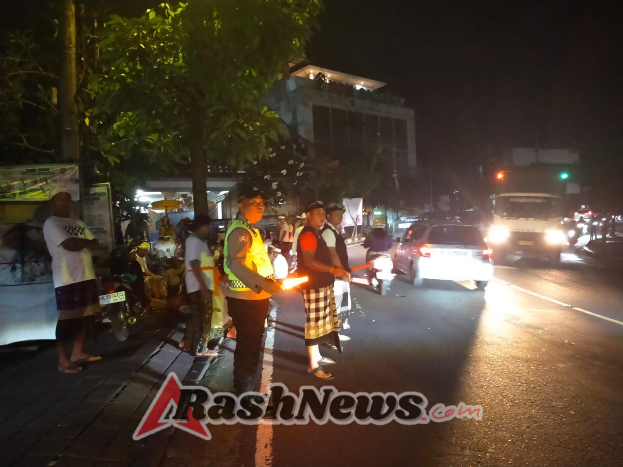 Lancarkan Giat Dewa Yadnya Ngunyo Desa, Bhabin Kelurahan Sempidi Lakukan Pengamanan