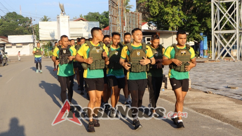 Tingkatkan Ketahanan Fisik, Prajurit Satgas Lakukan Lari 5 Km Berbeban di Atambua