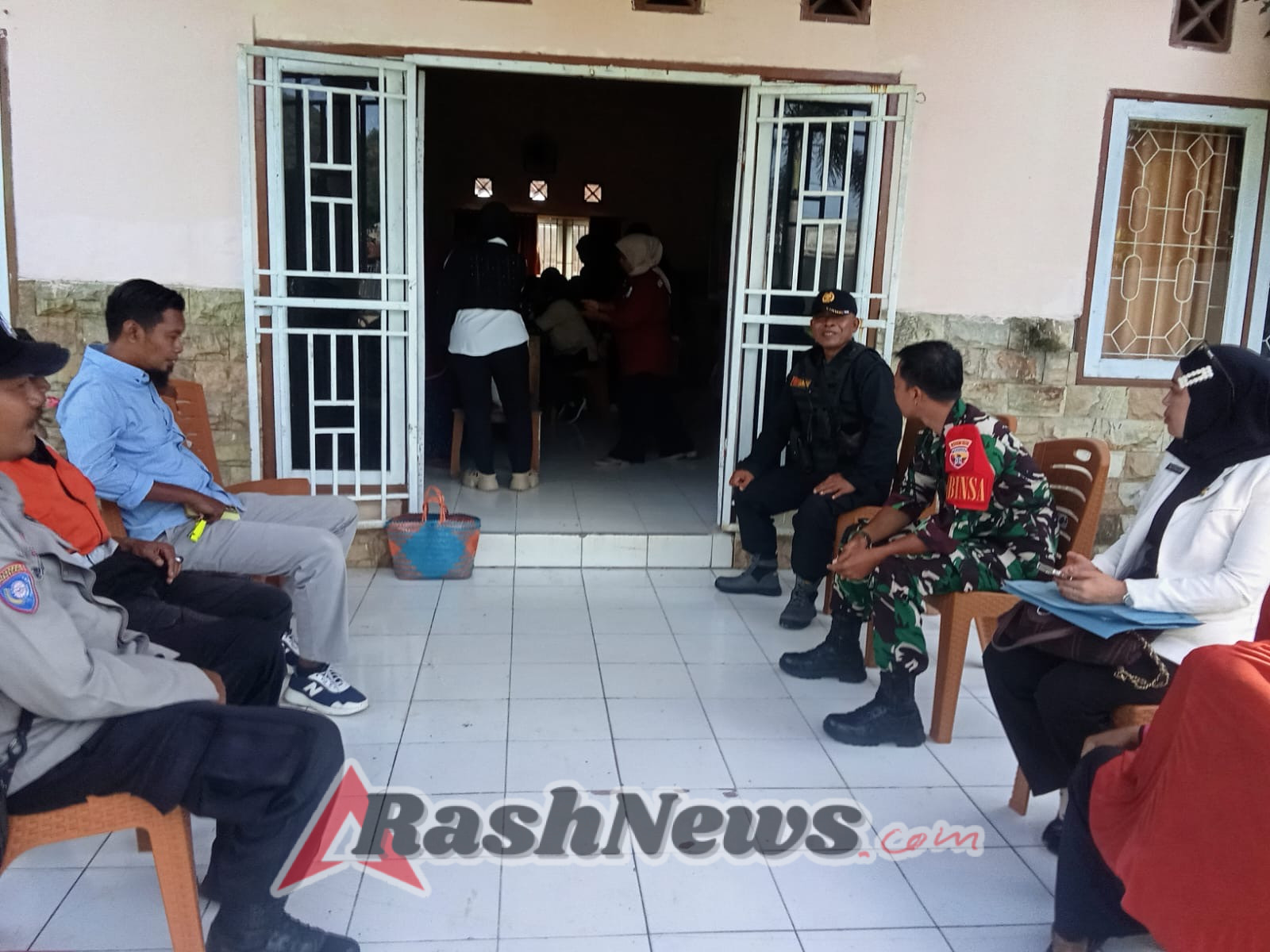 Sinergi Babinsa dan Pemerintah Desa Mantun Sukseskan Distribusi Bantuan Pangan 2025