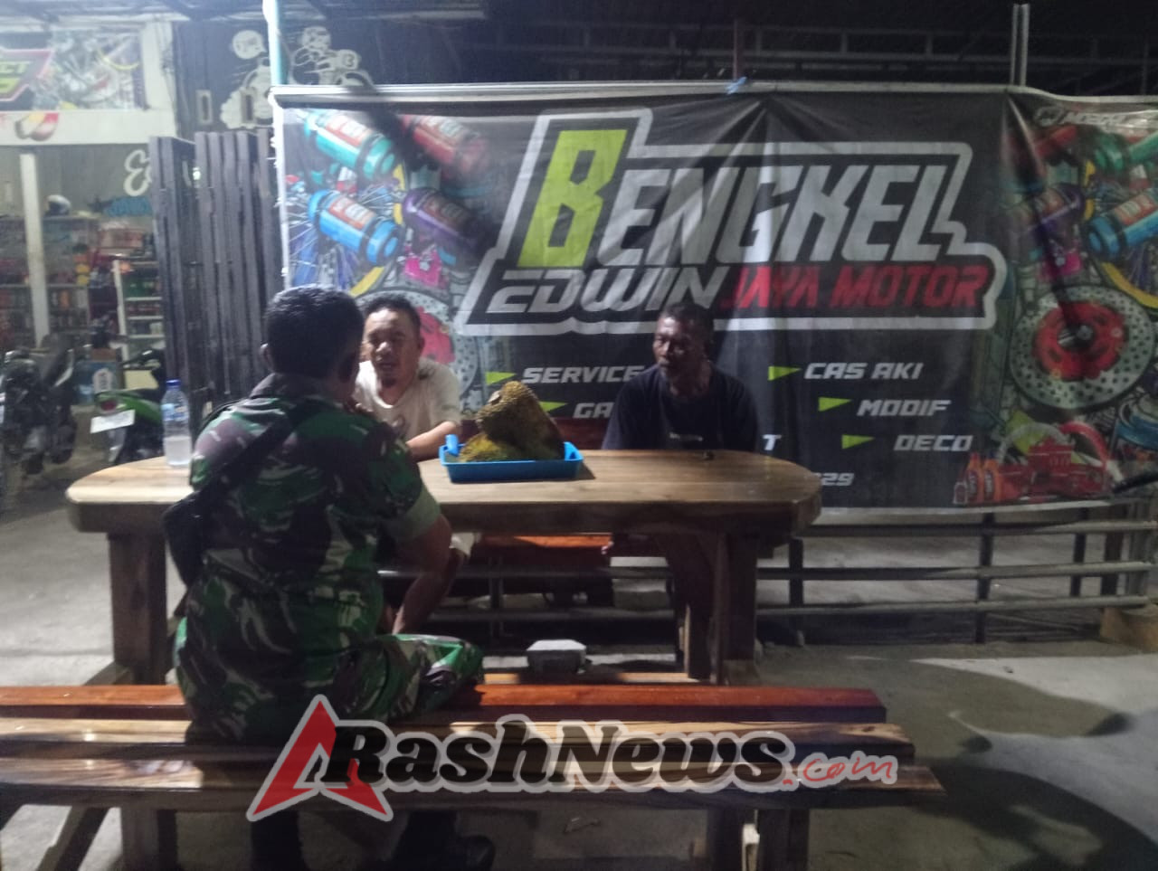 Patroli Malam Koramil Poto Tano Jaga Stabilitas Kamtibmas di Wilayah Binaan