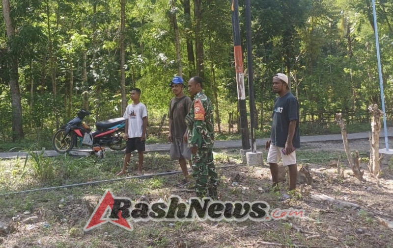 Babinsa Koramil 1618-02/Miobar Himbau Warga Utamakan Keamanan dan Keselamatan Saat Bekerja
