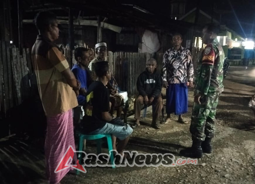 Ronda Malam Dusun Karamat, Babinsa Tolouwi Ingatkan Orang Tua Awasi Anak Malam Hari