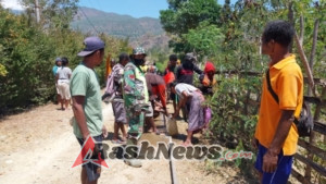 Perbaiki Pipa Fasilitas Umum, Babinsa Koramil 1618-02/Miobar Turun Tangan Bantu Warga Noelelo