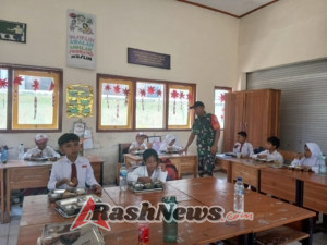 Program MSG Berjalan Lancar, Babinsa Kuang Pastikan Makanan Tiba Tepat Waktu