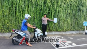 Personil Lantas Langsung Arahkan Dan Awasi Pelaksanaan Praktek Uji Kemahiran Mengemudi Bagi Pemohon SIM Baru
