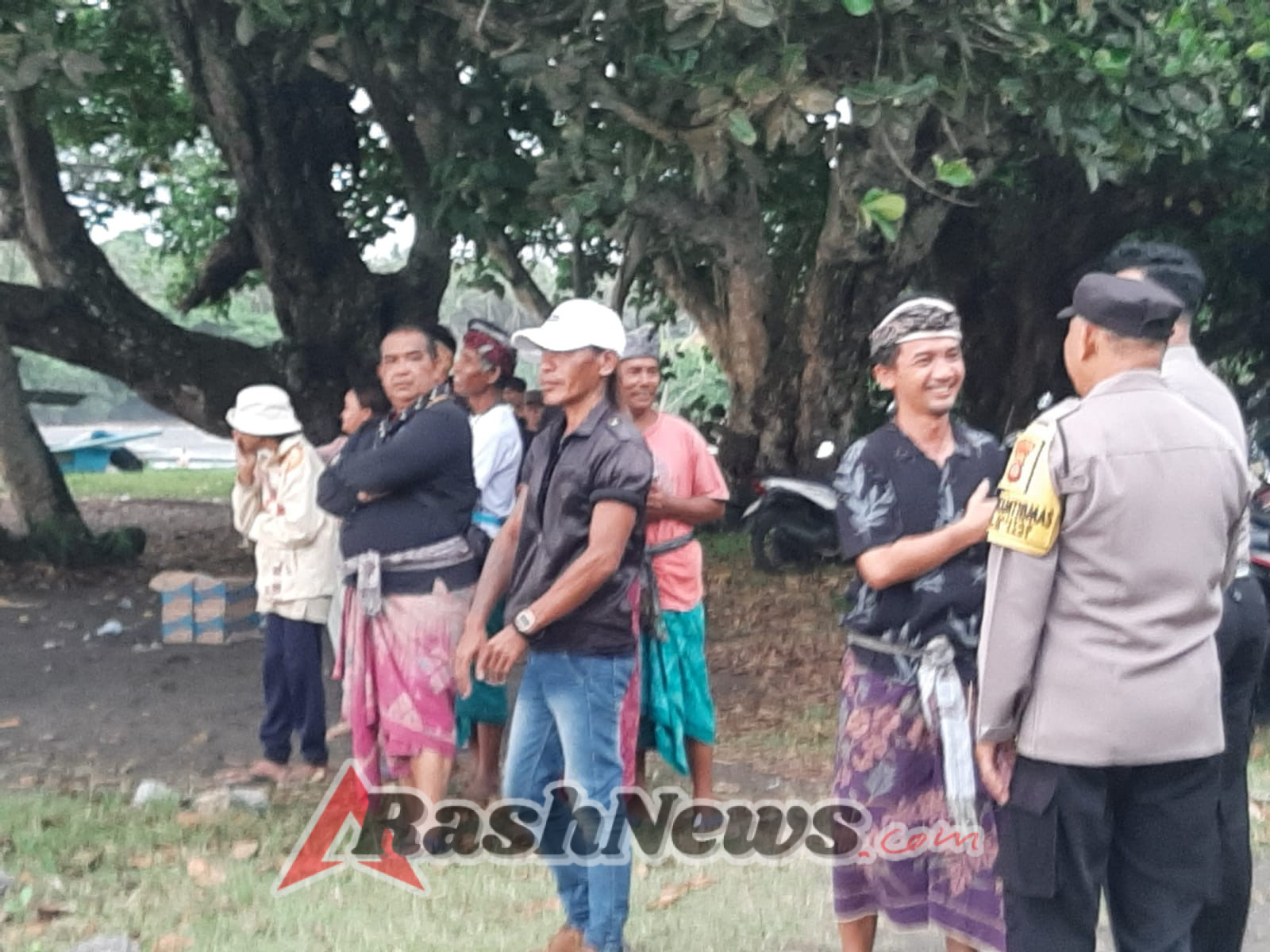 Personil Polsek Seltim dan Bhabinkamtibmas Desa Tegalmengkeb Atensi Giat Kelecung Beach Festival