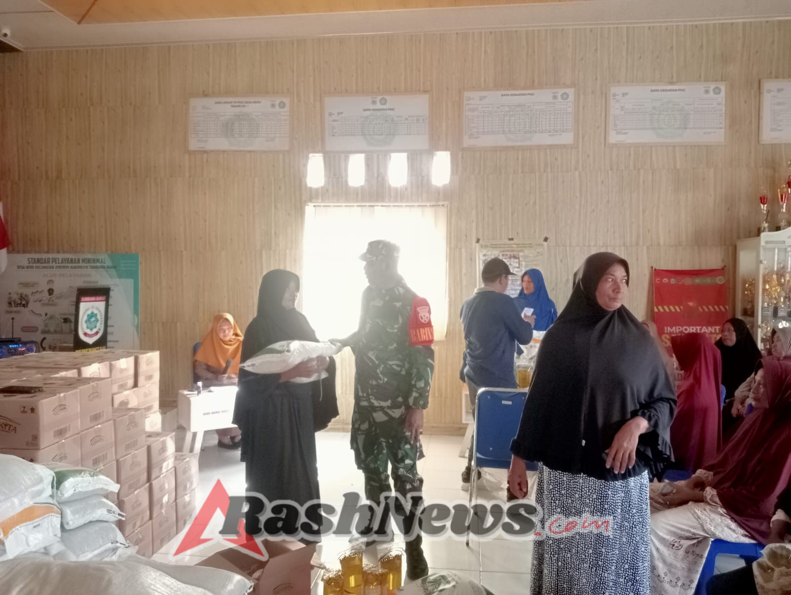 Dukung Ketahanan Pangan, Pemerintah Desa Beru Salurkan Beras dan Minyak Goreng