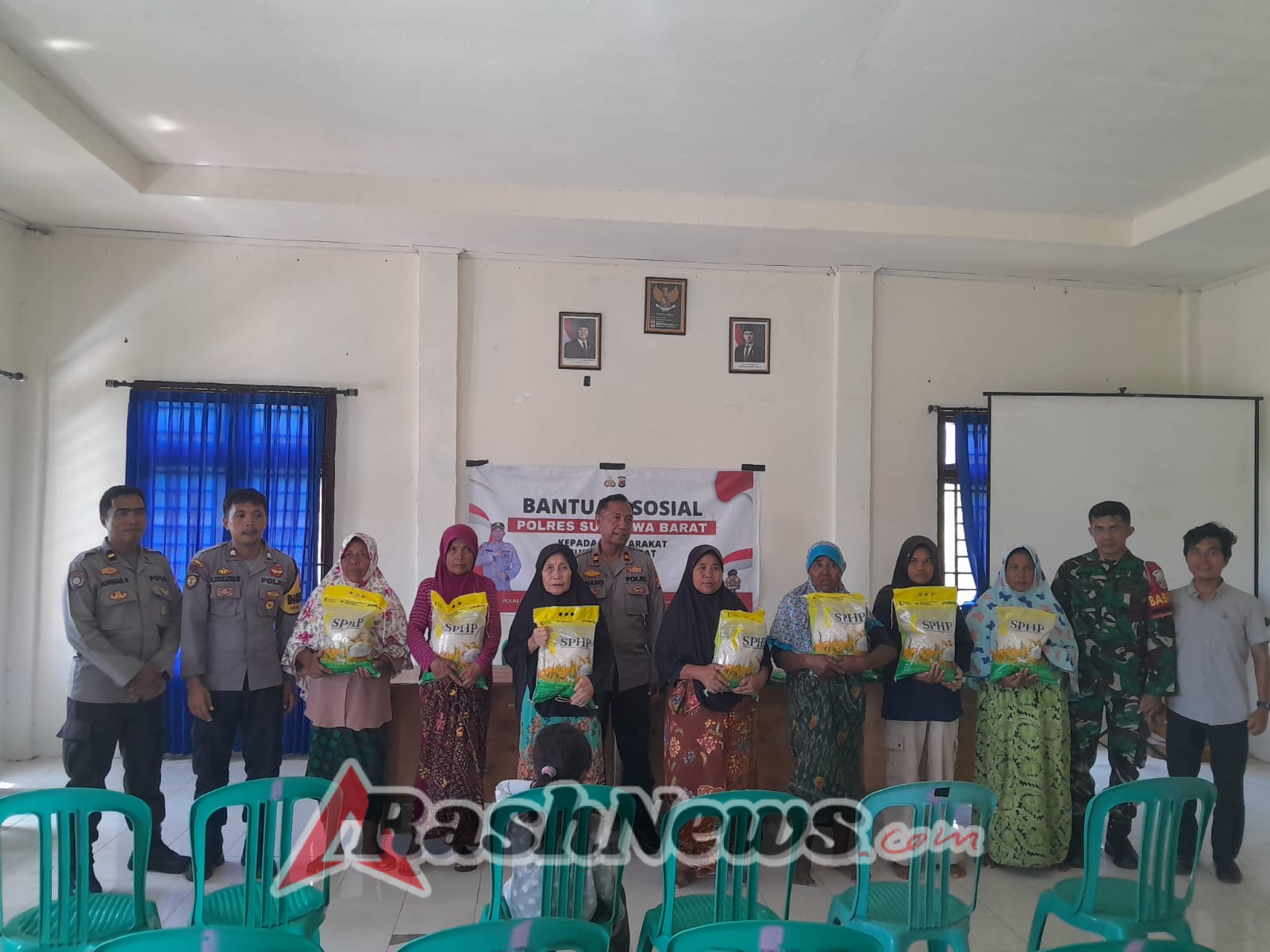 Sinergi TNI–Polri, Babinsa Talonang Baru Pastikan Bantuan Beras SPHP Tepat Sasaran