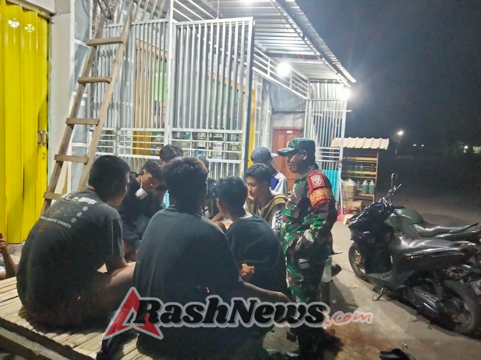 Serda Syahrir Laksanakan Patroli dan Silaturahmi Bersama Warga Dusun Muhajirin Selatan