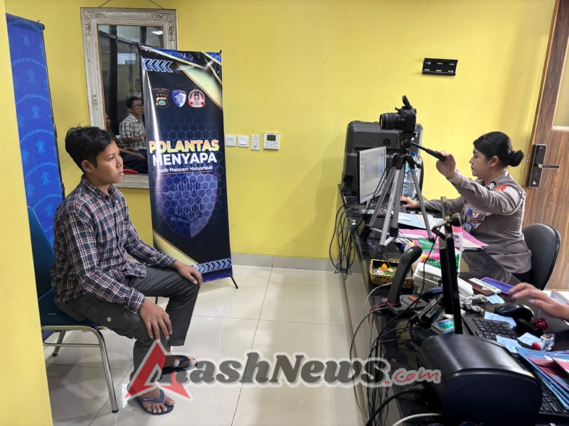 Gerakan Polantas Menyapa, Mendekatkan Polisi dengan Masyarakat di Loket Pelayanan SIM