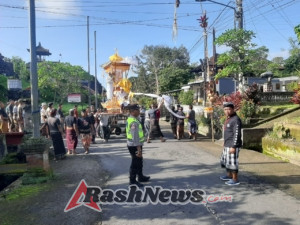 Bhabinkamtibmas Desa Tajen Pengamanan Upacara Ngaben