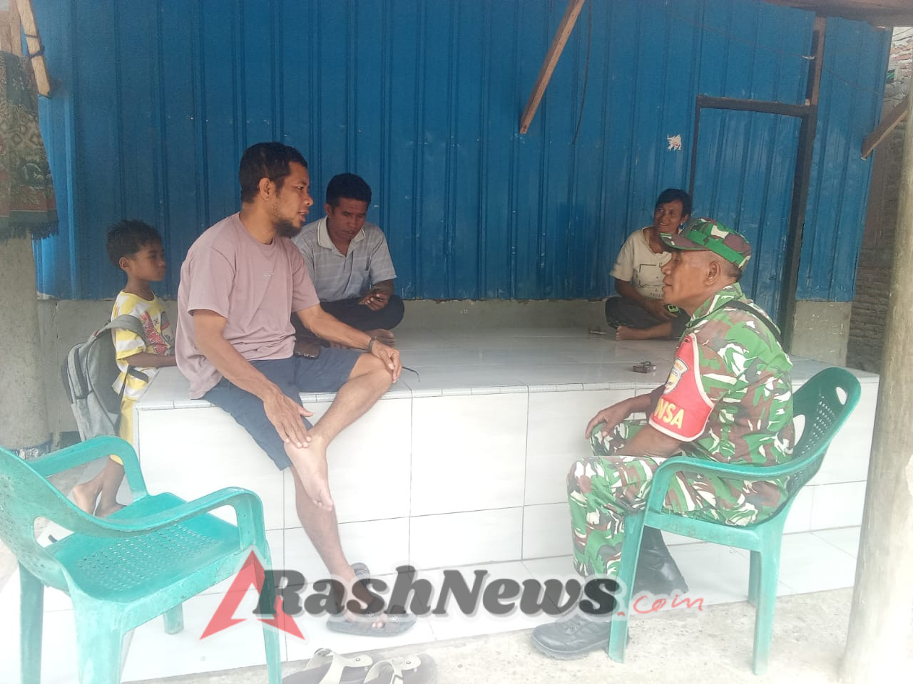 Babinsa Maurole Jalin Kedekatan dengan Warga untuk Tingkatkan Keamanan Wilayah