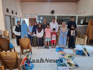 Peduli Sesama, Desa Mantun Salurkan Bantuan Sembako Didampingi Babinsa