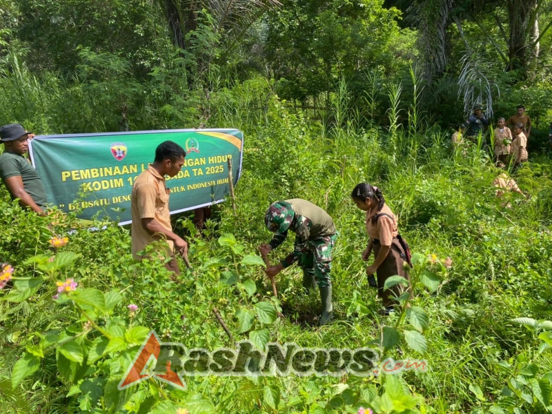 Peduli Alam, Kodim 1625/Ngada dan Siswa SMAN 2 Riung Barat Tanam Ratusan Pohon