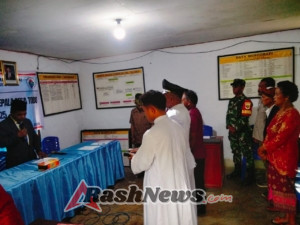 Satar Mese Utara, 28 November 2025 – Suasana hangat dan penuh antusiasme tampak menyelimuti Balai Desa Todo saat prosesi Pelantikan Pejabat Kepala Desa Todo Tahun Anggaran 2025 berlangsung. Acara yang menjadi momentum penting bagi pemerintahan desa ini turut dihadiri oleh berbagai unsur, mulai dari pemerintah kecamatan, perangkat desa, tokoh adat, tokoh masyarakat, hingga ratusan warga Desa Todo.  Turut hadir dalam kegiatan tersebut Babinsa Koramil 1612-05/Satar Mese, Pratu Iwan Wahyudin, sebagai bentuk dukungan TNI terhadap kelancaran roda pemerintahan dan pembinaan teritorial di wilayah binaan.  Dalam kesempatan tersebut, Pratu Iwan Wahyudin menyampaikan bahwa pelantikan ini diharapkan menjadi awal yang baik bagi peningkatan pelayanan masyarakat di Desa Todo. “Kami dari Koramil 1612-05/Satar Mese siap mendukung program pemerintah desa demi mewujudkan keamanan dan kesejahteraan masyarakat. Semoga pejabat kepala desa yang dilantik dapat bekerja dengan jujur, amanah, dan mengutamakan kepentingan warga,” ujarnya.  Acara pelantikan berlangsung dengan khidmat di bawah pengawasan Camat Satar Mese Utara bersama Sekretaris Camat. Para tokoh adat serta pendamping desa turut memberikan dukungan moral, menandai betapa pentingnya momen ini bagi masa depan Desa Todo.  Salah seorang tokoh masyarakat Desa Todo, Fransiska L., menyampaikan harapannya terhadap pejabat baru yang diamanahkan memimpin desa. “Kami sebagai masyarakat berharap pemimpin yang baru dapat membawa perubahan positif, terutama di bidang pembangunan dan pemberdayaan masyarakat. Semoga komunikasi antara pemerintah desa dan warga bisa semakin terbuka,” ungkapnya.  Pelantikan berjalan tertib, aman, dan penuh kekeluargaan, mencerminkan kekompakan seluruh elemen masyarakat Desa Todo dalam menyongsong tahun anggaran baru dengan semangat baru.