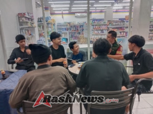 ‎Dekatkan Diri dengan Warga, Babinsa Aikmel Lakukan Patroli Kongkow Bersama Pemuda