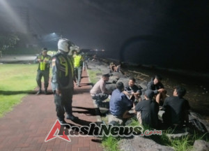 Kolaborasi Bhabinkamtibmas–Linmas Kawal Keamanan Wilayah Kesiman Petilan pada Malam Akhir Pekan