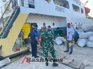 Babinsa Nagawutung Bersama KPLP Laksanakan PAM Pelabuhan Perintis Wulandoni