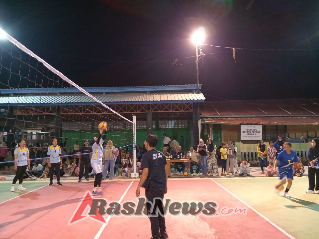 Babinsa Hadir di Lapangan, Jaga Keamanan dan Sportivitas Pertandingan Bola Voli