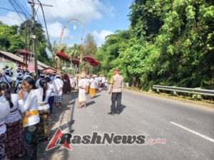 Bhabinkamtibmas Desa Marga Dauh Puri Polsek Marga Pengamanan Upacara Dewa Yadnya Ngider Buana