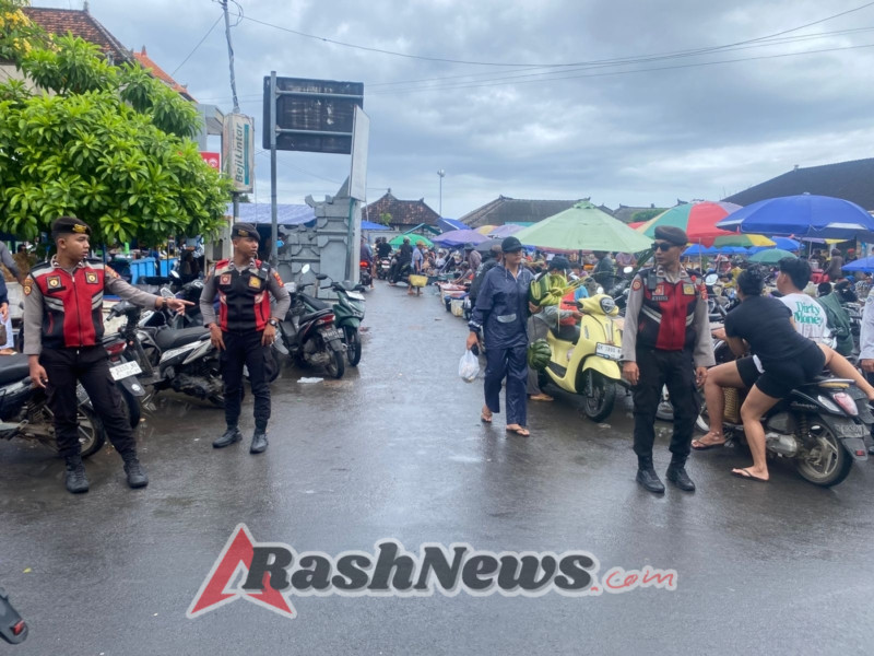Jelang Kuningan, Polsek Nusa Penida Tingkatkan Pengamanan di Pasar Mentigi.