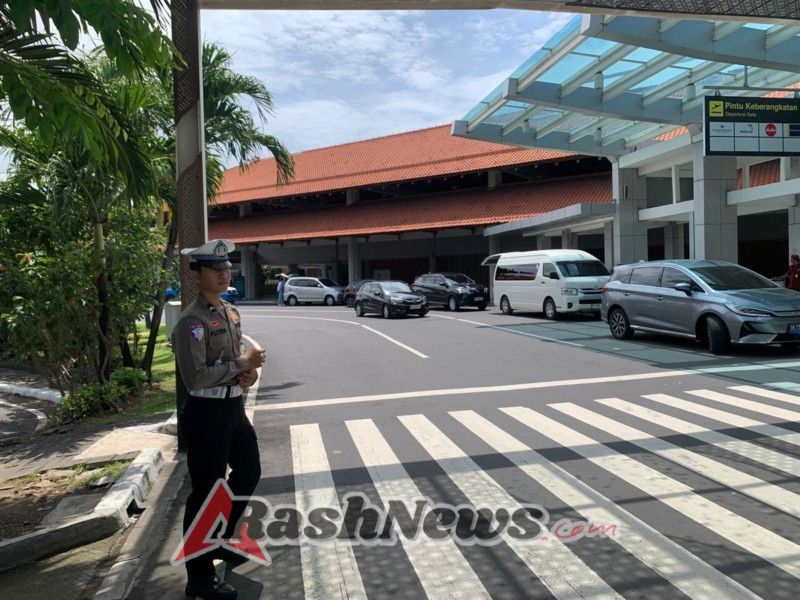 Polisi Bandara Siaga, Arus Kendaraan di Keberangkatan Domestik Bandara Ngurah Rai Tetap Lancar