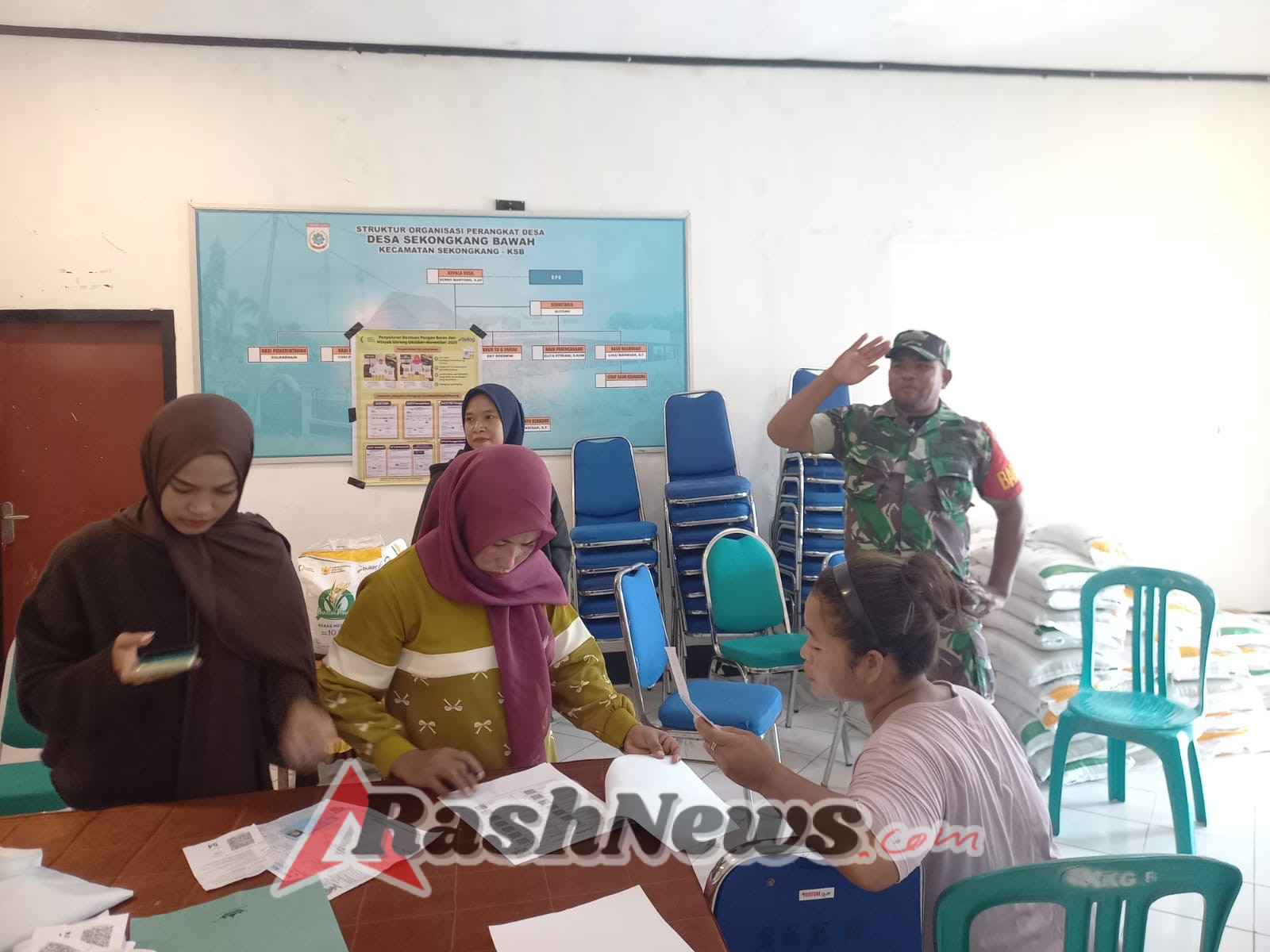 Serda Syamsul Hadi Awasi Penyaluran Beras dan Minyak Goreng di Sekongkang Bawah