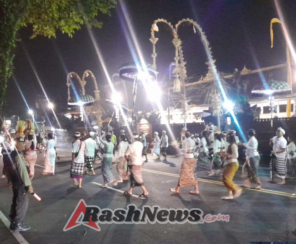 Hadir di Tengah Masyarakat Kapolsek Mengwi Atensi Giat Persembahyangan di Pura Desa Kapal