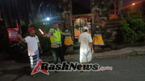 Bhabinkamtibmas Takmung Amankan Piodalan di Pura Bale Agung.