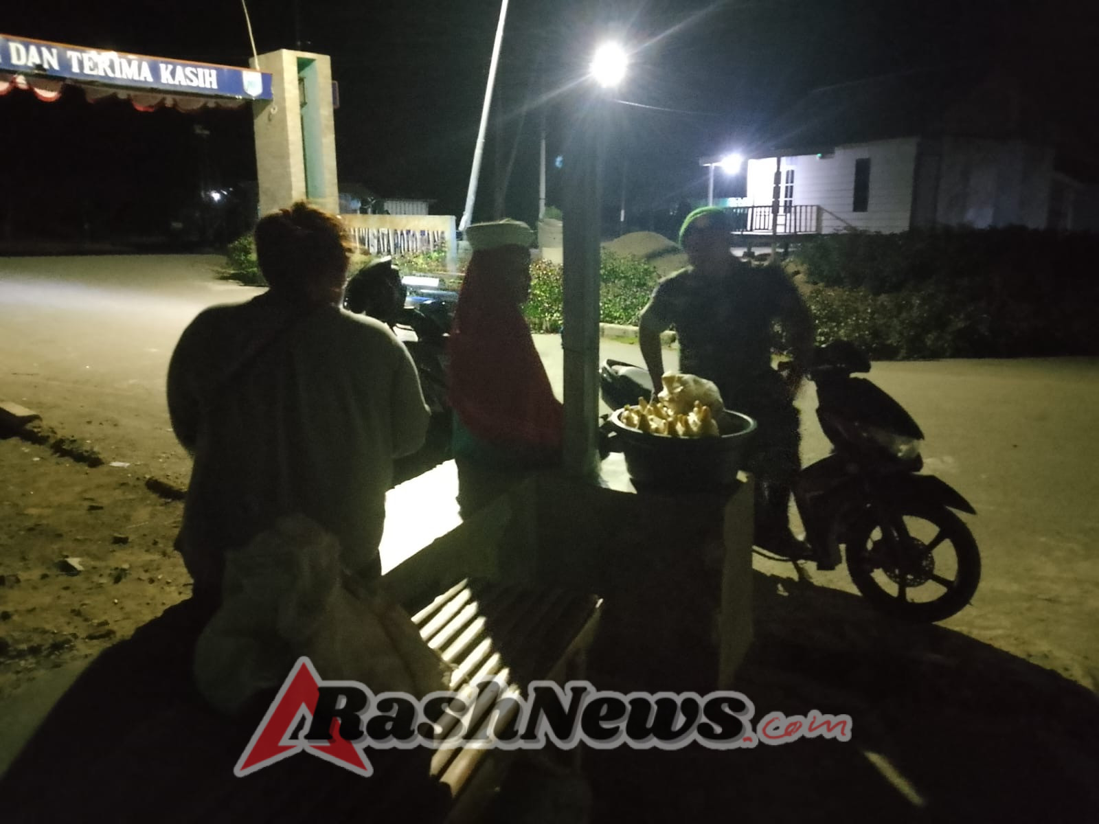 Patroli Babinsa 1628-04/Poto Tano, Warga Diingatkan Tetap Tertib dan Aman