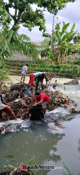 Aksi Bersih Sungai Midang Wujud Sinergi TNI dan Warga