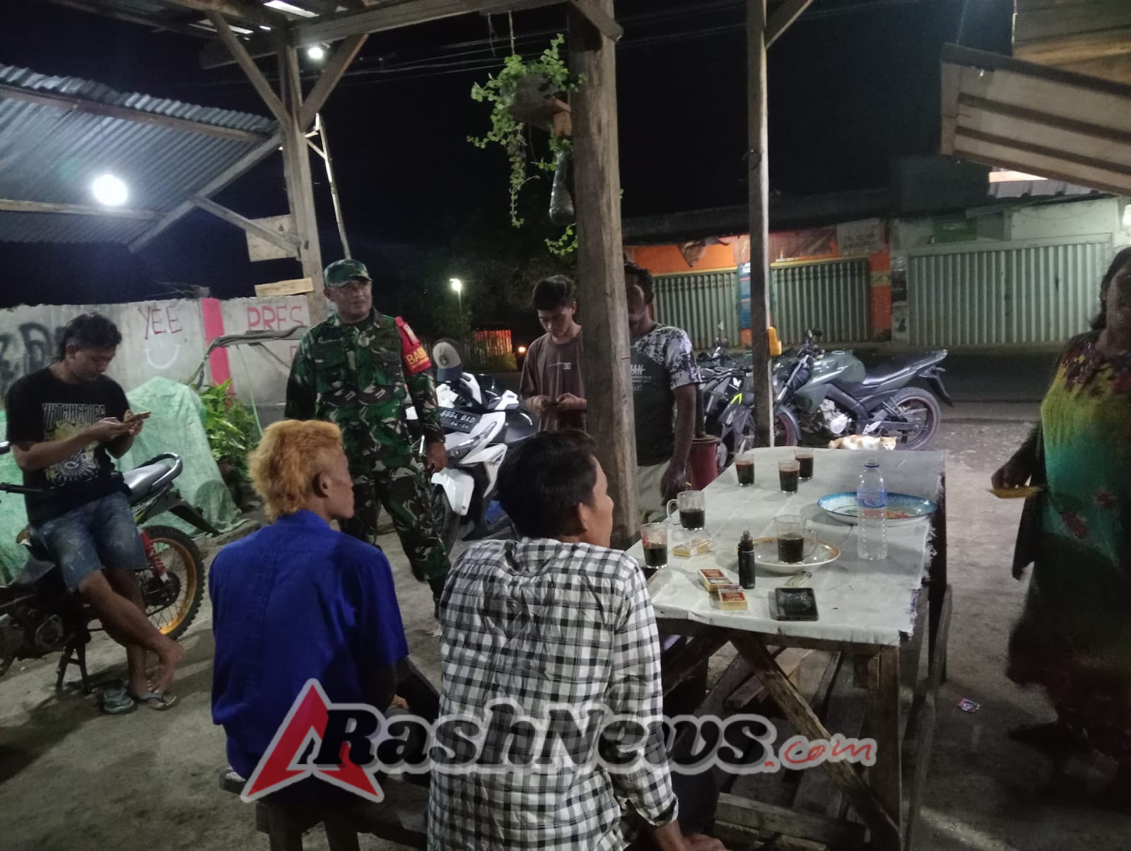 Silaturahmi dan Patroli, Babinsa Perkuat Keamanan di Desa Nanga Tumpu