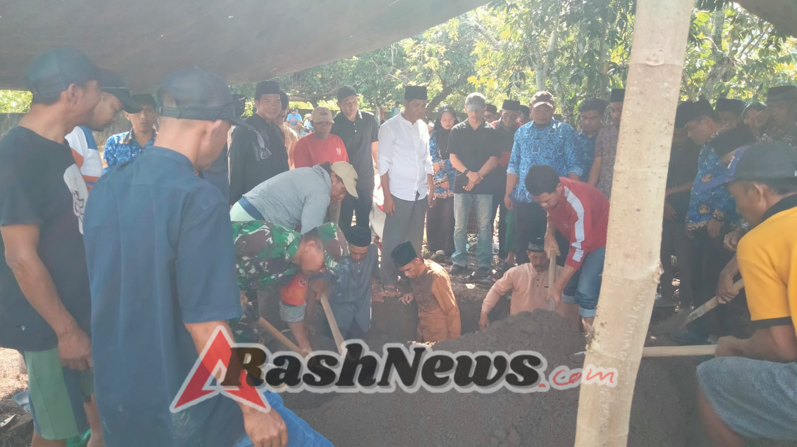 TNI Dekat dengan Rakyat, Babinsa Lalarliang Berikan Penghormatan Terakhir kepada Ketua RT