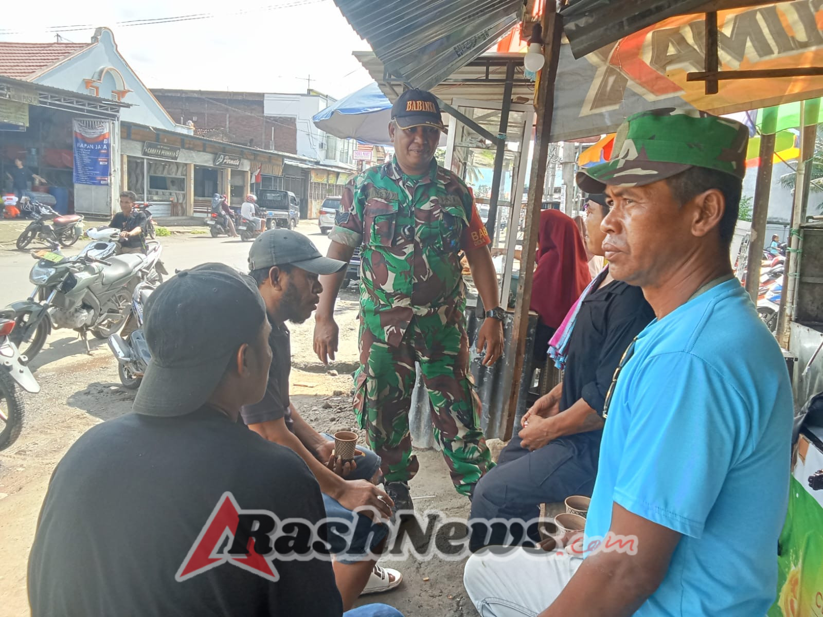 Pererat Hubungan TNI dan Masyarakat, Babinsa Desa Soriutu Lakukan Kunjungan Komsos dan Pemantauan Situasi Wilayah