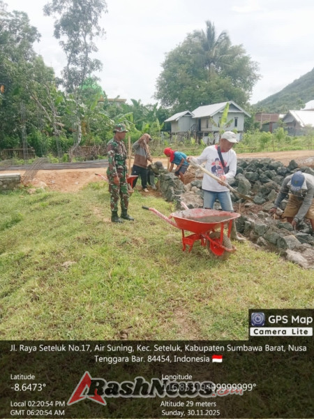 Pengawasan Ketat Babinsa Desa Air Suning Pastikan Pemasangan Pondasi Berjalan Lancar