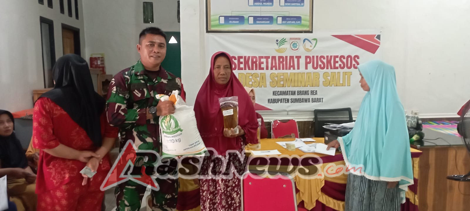 TNI AD Bantu Kawal Penyerahan Bantuan Pangan Oktober–November 2025 di Sumbawa Barat