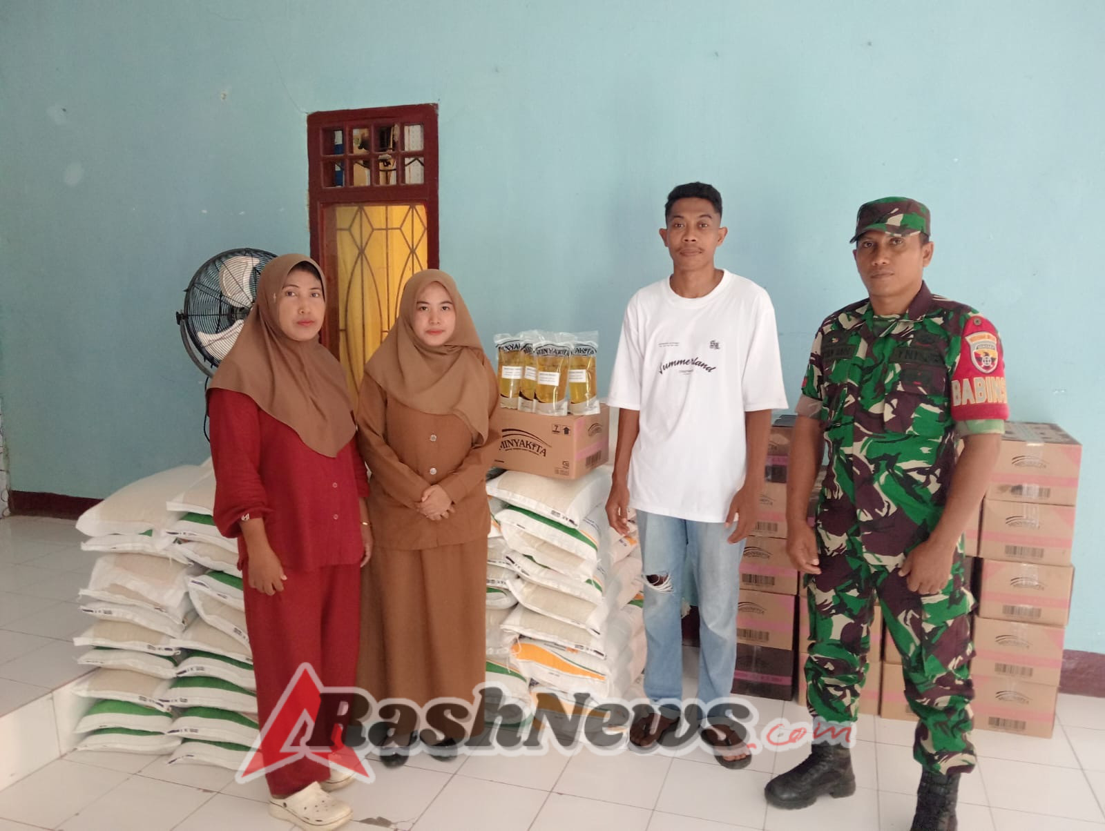 Pemdes dan Babinsa Sekongkang Atas Kolaborasi Kawal Penyerahan Bantuan Beras dan Minyak Goreng 2025