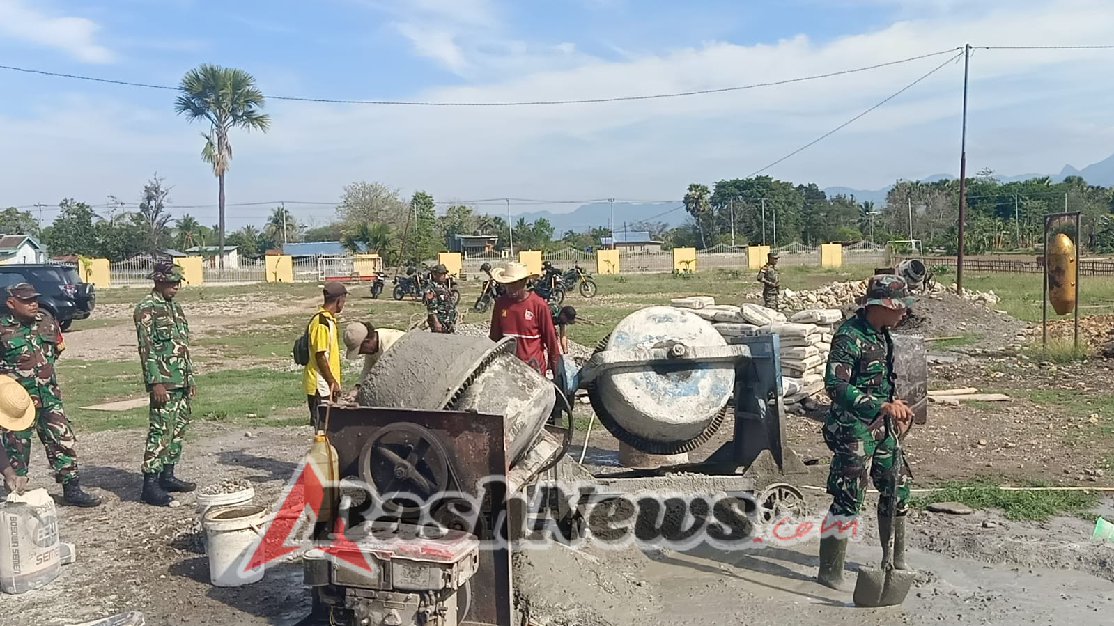 Kebersamaan TNI dan Warga Wujud Nyata di Gereja Naibonat