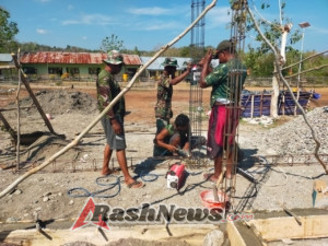 Gotong Royong TNI dan Masyarakat Bangun SMPN Oepoli
