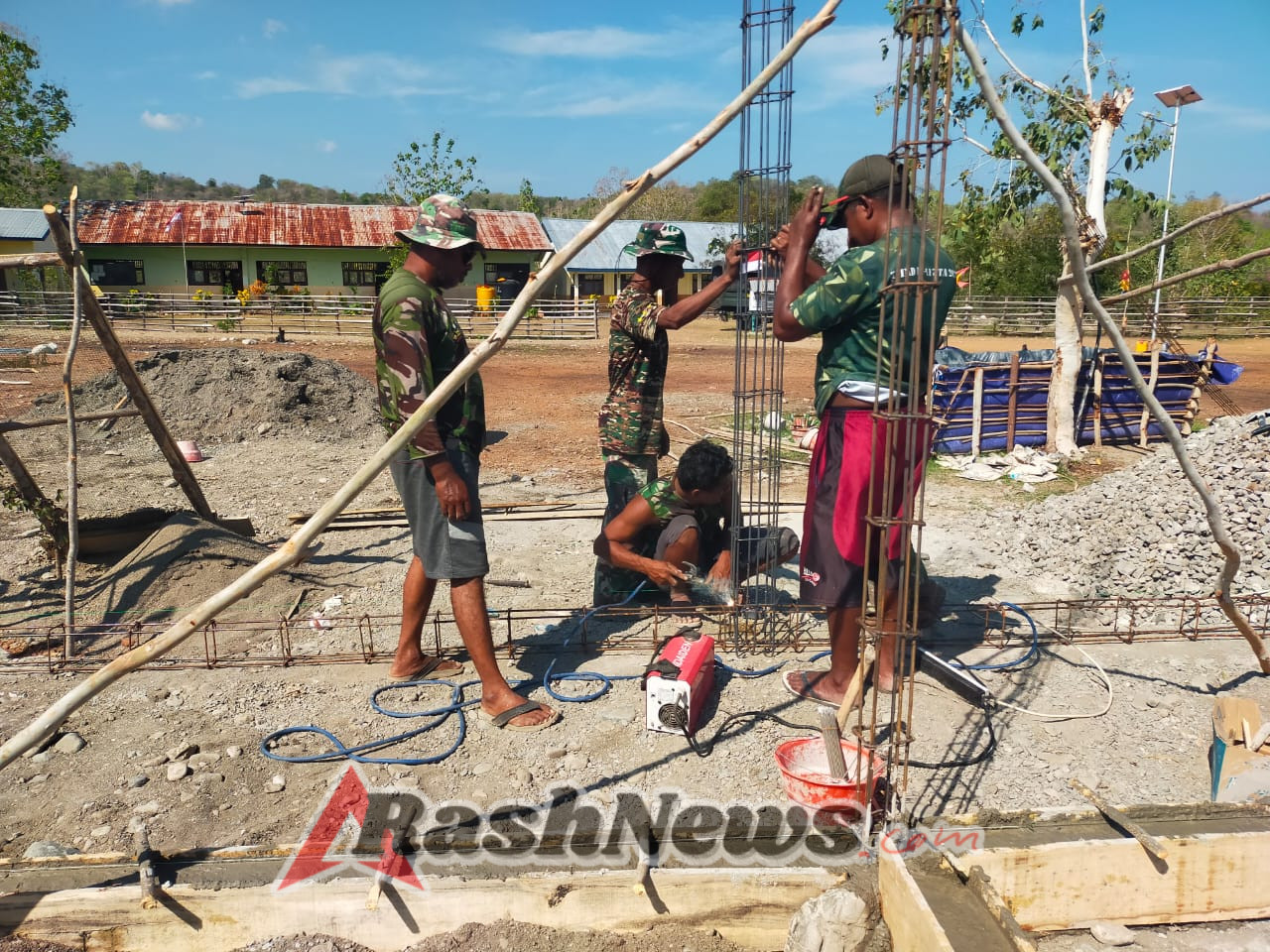 Gotong Royong TNI dan Masyarakat Bangun SMPN Oepoli