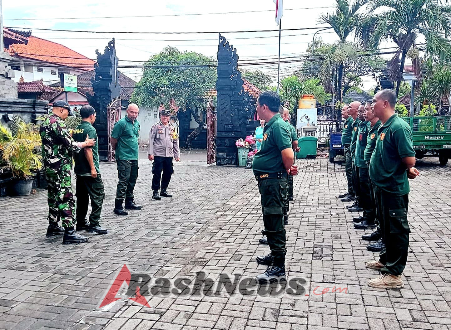 Babinsa Tuban Latih SAT LINMAS dalam Meningkatkan Kedisiplinan dan Keterampilan