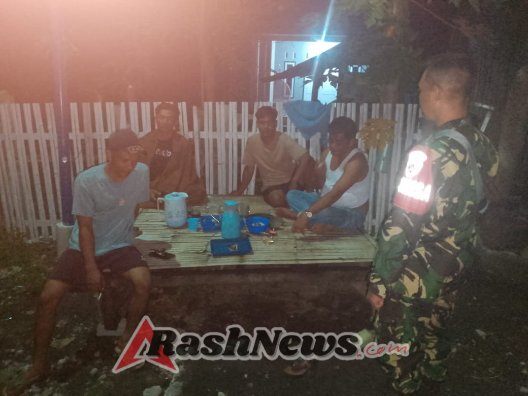 Wujudkan Lingkungan Aman, Babinsa Bersama Warga Gelar Ronda Malam