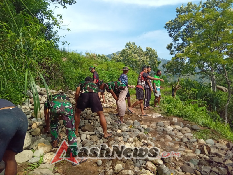 Kodim 1612/Manggarai dan Warga Desa Rado Bergotong Royong Bangun Jalan Telford, Dorong Akses Petani ke Pasar